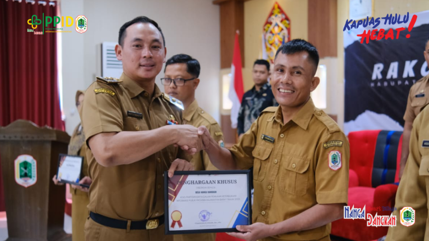 Wakil Bupati Kapuas Hulu Menyerahkan Penghargaan Khusus kepada Desa Nanga Dangkan
